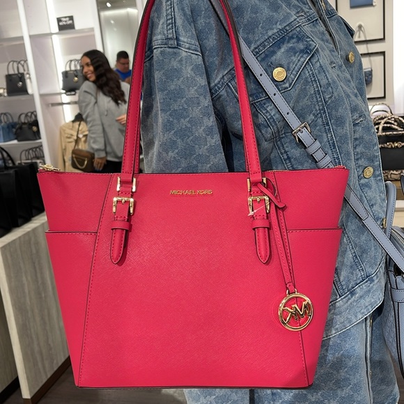 MICHAEL KORS
Charlotte Large Saffiano Leather Top-Zip Tote Bag
Electric Pink
NWT - Picture 14 of 16